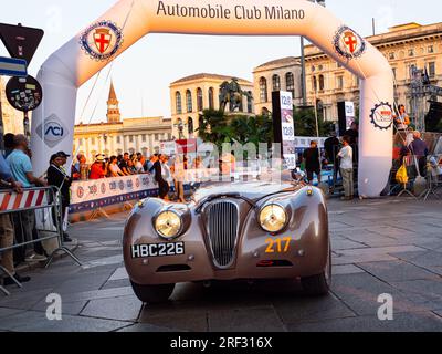 JAGUAR XK120 OTS ROADSTER 1950, mille Miglia 2023, jour 4 arrivée à Milan Banque D'Images