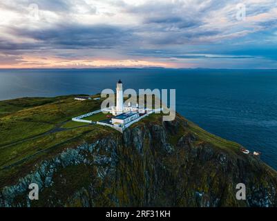 Coucher de soleil sur le phare de Mull of Galloway depuis un drone, en Écosse continentale, Royaume-Uni Banque D'Images