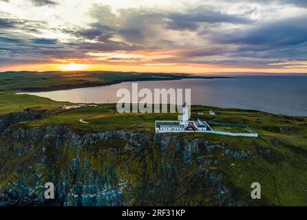 Coucher de soleil sur le phare de Mull of Galloway depuis un drone, en Écosse continentale, Royaume-Uni Banque D'Images