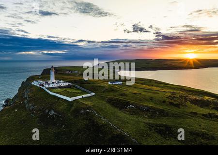 Coucher de soleil sur le phare de Mull of Galloway depuis un drone, en Écosse continentale, Royaume-Uni Banque D'Images