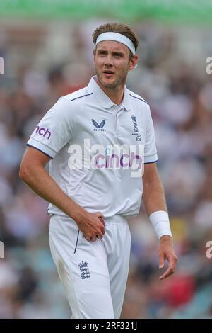 Stuart Broad d'Angleterre polit le ballon lors de la LV= Insurance Ashes Fifth Test Series Day Five England v Australia au Kia Oval, Londres, Royaume-Uni, 31 juillet 2023 (photo de Mark Cosgrove/News Images) Banque D'Images