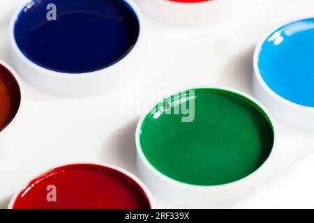 peintures et autres choses nécessaires pour le dessin, gros plan de peintures de différentes couleurs utilisées dans le travail créatif Banque D'Images