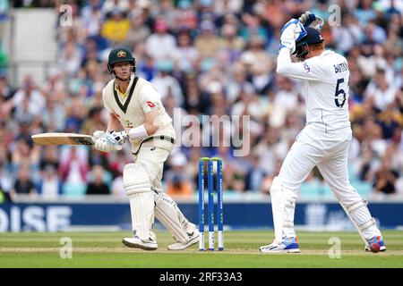 L'Anglais Jonny Bairstow (à droite) réagit après que l'australien Steven Smith ait frappé le ballon pendant la cinquième journée du cinquième test match LV= Insurance Ashes Series au Kia Oval, Londres. Date de la photo : lundi 31 juillet 2023. Banque D'Images