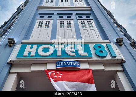Hôtel 81 Chinatown à New Bridge Road, Chinatown, Singapour, arborant le drapeau national de Singapour pour commémorer la fête nationale du pays Banque D'Images