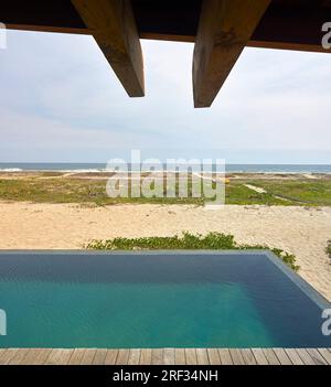 Vue de la piscine à l'océan. Punta Pajaros, Oaxaca, Mexique. Architecte : Alberto Kalach, 2019. Banque D'Images