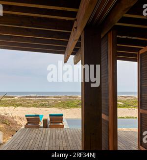 Terrasse en bois avec vue de la piscine à l'océan. Punta Pajaros, Oaxaca, Mexique. Architecte : Alberto Kalach, 2019. Banque D'Images