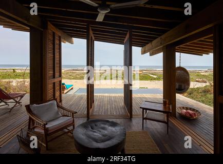 Vue de l'intérieur ouvert sur la plage et l'océan. Punta Pajaros, Oaxaca, Mexique. Architecte : Alberto Kalach, 2019. Banque D'Images