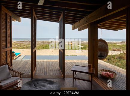 Vue de l'intérieur ouvert sur la plage et l'océan. Punta Pajaros, Oaxaca, Mexique. Architecte : Alberto Kalach, 2019. Banque D'Images