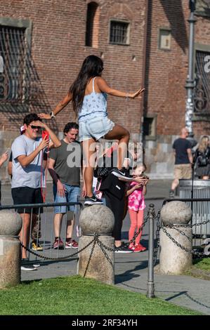 Touristes prenant des selfies près de la Tour penchée à Pise dans la région toscane de l'Italie Banque D'Images