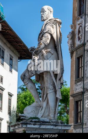 Une statue de Cosimo I de Medici, debout sur un haut piédestal devant la Scuola normale Superiore di Pisa (Université de Pise) sur le Palazzo dei Cav Banque D'Images