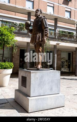 Statue du scientifique italien Galileo Galilei tenant une sphère. Galileo Galilei aurait laissé tomber deux sphères de même volume mais différentes ma Banque D'Images