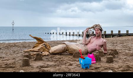 Portobello Beach, Édimbourg, Écosse, Royaume-Uni, 31 juillet 2023. Edinburgh Festival Fringe : l'interprète Pierre Guillois du spectacle primé Moliere Ice Hole : a Cardboard Comedy visite la plage de Portobello avec l'acteur habillé en sirène. Crédit : Sally Anderson/Alamy Live News Banque D'Images