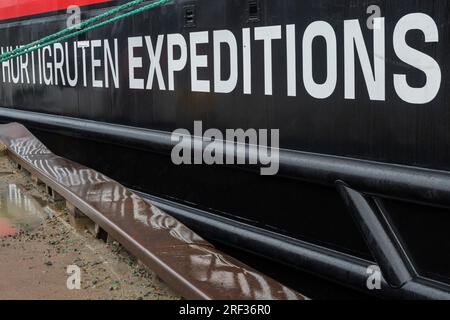 Hurtigruten Expeditions gros plan sur le navire de croisière de l'expédition MS Fridtjof Nansen à Sisimiut, Groenland par une journée pluvieuse humide en juillet Banque D'Images