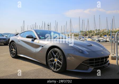 Super voiture Ferrari F12 Berlinetta dans la rue Banque D'Images