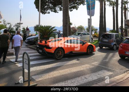 Orange Lamborghini Huracan dans la rue Banque D'Images