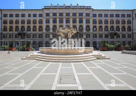 La place Piazza Vittorio Veneto et de la fontaine de ville de Trieste, Frioul-Vénétie Julienne (Italie) Banque D'Images