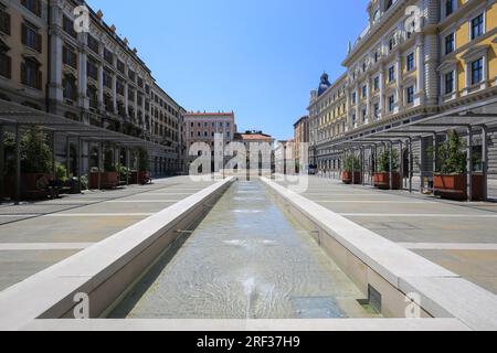 La place Piazza Vittorio Veneto et de la fontaine de ville de Trieste, Frioul-Vénétie Julienne (Italie) Banque D'Images