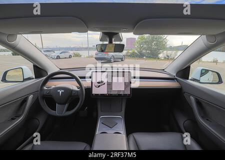 Vue de face depuis l'intérieur de la voiture électrique Tesla Model y Banque D'Images