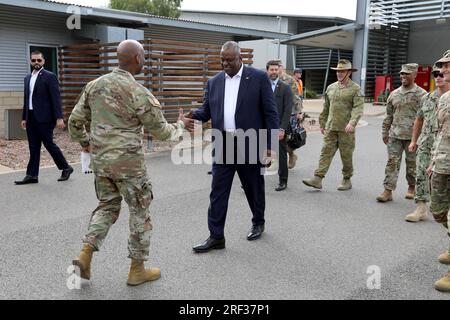 Townsville, Australie. 30 juillet 2023. Le secrétaire américain à la Défense Lloyd Austin, à droite, salue le lieutenant général Xavier Brunson, commandant des États-Unis Army I corps, à gauche, lors d'une visite du quartier général de la Force opérationnelle interarmées 660 pour l'exercice militaire multilatéral Talisman Sabre, le 30 juillet 2023 à Townsville, Queensland, Australie. Crédit : Sgt 1C John Healy/U.S. Photo de l'armée/Alamy Live News Banque D'Images