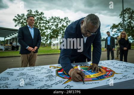 Townsville, Australie. 30 juillet 2023. ÉTATS-UNIS Le secrétaire à la Défense Lloyd Austin, à droite, et le ministre australien de la Défense Richard Marles, à gauche, ont autographié la bannière Talisman Sabre lors d'une visite avec des troupes américaines et australiennes participant à l'exercice militaire multilatéral, le 30 juillet 2023 à Townsville, Queensland, Australie. Crédit : Chad McNeeley/DOD/Alamy Live News Banque D'Images