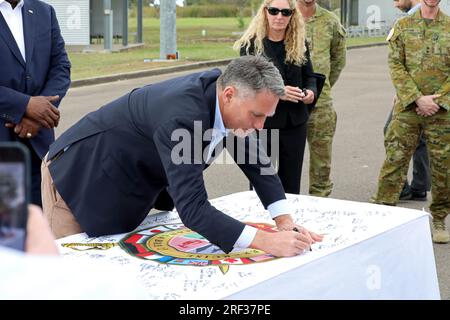 Townsville, Australie. 30 juillet 2023. Le ministre australien de la Défense Richard Marles a autographes de la bannière Talisman Sabre lors d'une visite avec des troupes américaines et australiennes participant à l'exercice militaire multilatéral à Lavarack Barracks, le 30 juillet 2023 à Townsville, Queensland, Australie. Crédit : Sgt 1C John Healy/U.S. Photo de l'armée/Alamy Live News Banque D'Images