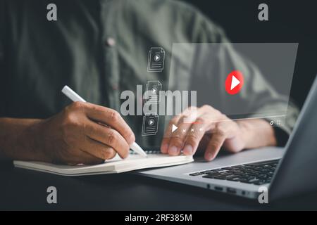 Étudiant immergé dans l'e-learning et l'éducation en ligne à l'aide d'un ordinateur Banque D'Images