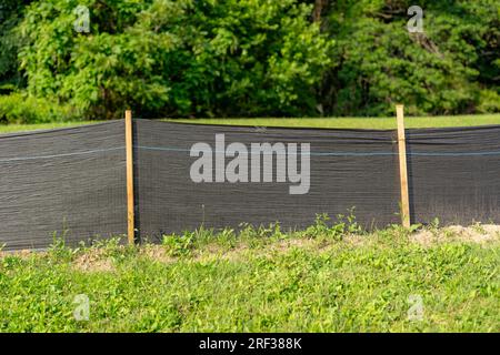 Tissu Silt Fence avec poteaux en bois installés avant le début de la construction. Banque D'Images