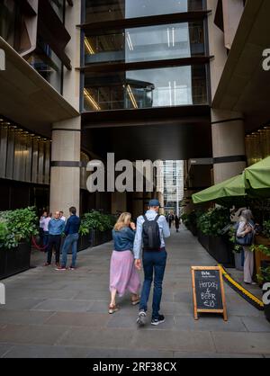 Londres, Royaume-Uni : Bloomberg Arcade, une rue piétonne avec des restaurants dans la ville de Londres entre Queen Victoria Street et Walbrook. Banque D'Images