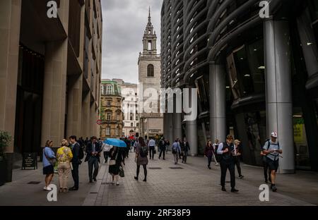 Londres, Royaume-Uni : les gens marchent le long de Walbrook dans la City de Londres. L'église St Stephen Walbrook se trouve au bout de la route. Banque D'Images