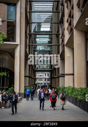 Londres, Royaume-Uni : Bloomberg Arcade, une rue piétonne avec des restaurants dans la ville de Londres entre Queen Victoria Street et Walbrook. Banque D'Images