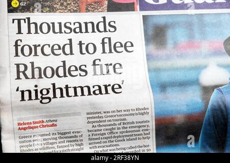 'Des milliers de personnes forcées de fuir Rhodes incendient le journal 'Nightmare' Guardian en première page la Grèce fait feu un article sur le tourisme le 24 juillet 2023 Londres Royaume-Uni Banque D'Images