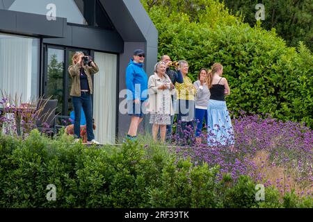 propriétaires de maison secondaire tenant une fête pour regarder la course de yacht pendant la semaine cowes sur l'île de wight royaume-uni Banque D'Images