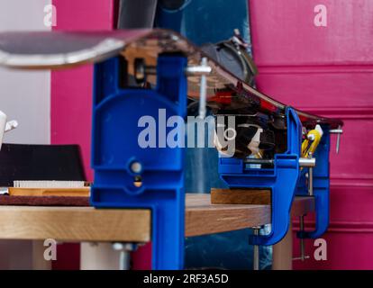 Gros plan des skis dans les étaux sur l'établi, réglé pour l'affûtage. Banque D'Images