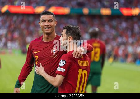 Cristiano Ronaldo célèbre avec Bernardo Silva lors du match de qualification UEFA Euro 2024 entre les équipes nationales du Portugal et de Bosnie-Herzégovine Banque D'Images