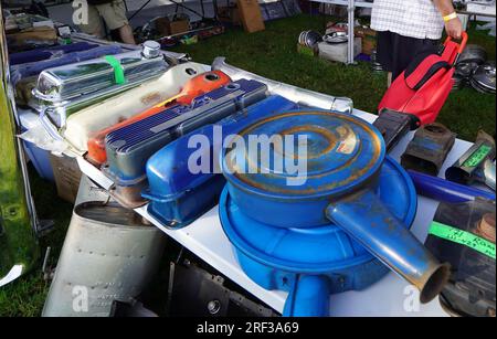 Pièces de voitures anciennes à un marché aux puces d'exposition automobile. Banque D'Images