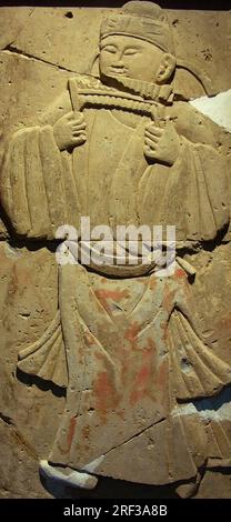 Stele en terre cuite avec musicien, dynastie Tang (618-907), découverte dans la province de Shaanxi, Musee de la foret de Steles a Xian. Banque D'Images