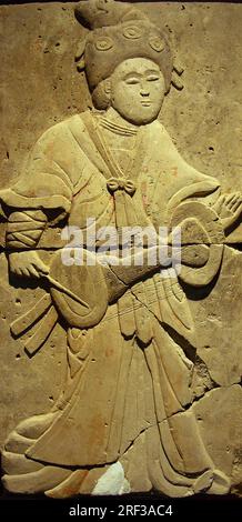 Stele en terre cuite avec musicienne, dynastie Tang (618-907), découverte dans la province de Shaanxi, Musee de la foret de Steles a Xian. Banque D'Images