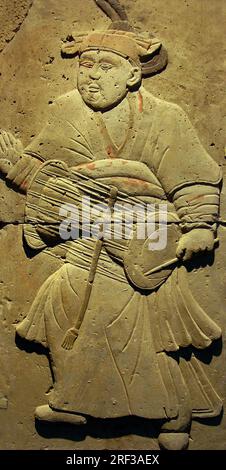 Stele en terre cuite avec musicien, dynastie Tang (618-907), découverte dans la province de Shaanxi, Musee de la foret de Steles a Xian. Banque D'Images