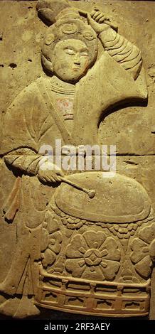 Stele en terre cuite avec musicienne, dynastie Tang (618-907), découverte dans la province de Shaanxi, Musee de la foret de Steles a Xian. Banque D'Images