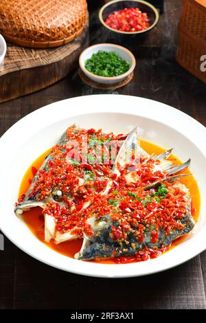 Tête de poisson à la vapeur avec des dés de poivrons rouges chauds ，cuisine chinoise Hunan - tête de poivre hachée Banque D'Images