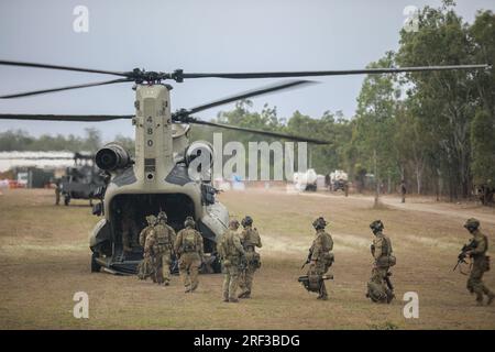 Townsland, Australie. 26 juillet 2023. Les soldats australiens chargent dans un US Hélicoptère CH-47 Chinook de l'armée, affecté à la 16e brigade d'aviation de combat, Force opérationnelle Warhawk, groupement tactique Griffin, pour une mission d'assaut aérien au cours de l'exercice multilatéral Talisman Sabre, le 26 juillet 2023 à Townsville, Queensland, Australie. Crédit : Sergent Ashunteia Smith/États-Unis Army/Alamy Live News Banque D'Images