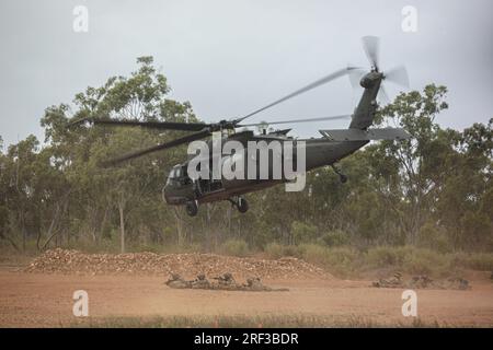 Townsland, Australie. 26 juillet 2023. UN AMÉRICAIN L'hélicoptère UH-60 Black Hawk de l'armée, affecté à la 16e brigade d'aviation de combat, Task Force Warhawk, groupement tactique Griffin, décolle pour une mission d'assaut aérien lors de l'exercice multilatéral Talisman Sabre, le 26 juillet 2023 à Townsville, Queensland, Australie. Crédit : Sergent Ashunteia Smith/États-Unis Army/Alamy Live News Banque D'Images