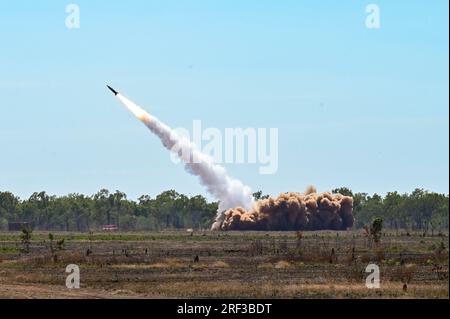 Delamere, Australie. 27 juillet 2023. UN AMÉRICAIN Army High Mobility Artillery Rocket System lance un MGM-140 Army Tactical Artillery missile System pendant Talisman Sabre 23 à Delamere Air Weapons Range, le 27 juillet 2023 sur le plateau de Sturt, territoire du Nord, Australie. Crédit : A1C Tylir Meyer/U.S. Air Force/Alamy Live News Banque D'Images