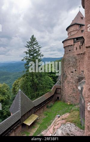 Détail nuageux autour du château du Haut-Koenigsbourg, un château historique situé dans un domaine appelé "Alsace" en France Banque D'Images