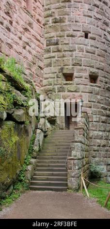 Entrée latérale au château du Haut-Koenigsbourg, un château historique situé dans une zone nommée 'Alsace' en France Banque D'Images