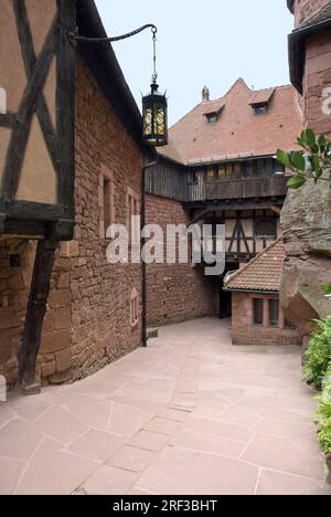 Détail architectural autour de la cour du château du Haut-Koenigsbourg, un château historique situé dans une zone nommée 'Alsace' en France Banque D'Images