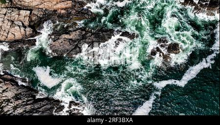 Vagues s'écrasant sur les rochers le long de la côte du Maine à Ogunquit, Maine. Banque D'Images