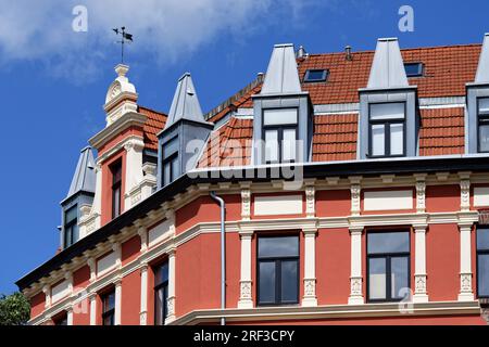 Maison résidentielle magnifiquement restaurée avec girouette en métal du 'Gründerzeit' à cologne ehrenfeld Banque D'Images