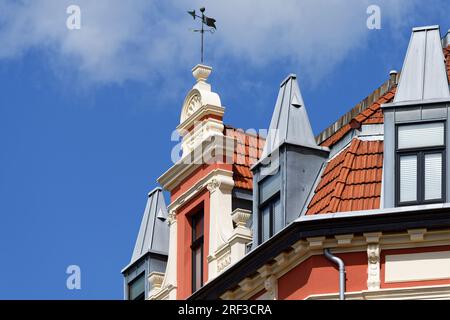 Maison résidentielle magnifiquement restaurée avec girouette en métal du 'Gründerzeit' à cologne ehrenfeld Banque D'Images