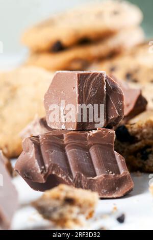 gros morceaux de chocolat sucré avec des biscuits avec des morceaux de chocolat à l'intérieur comme garniture, biscuits aux pépites de chocolat se ferment, biscuits à la farine de blé Banque D'Images